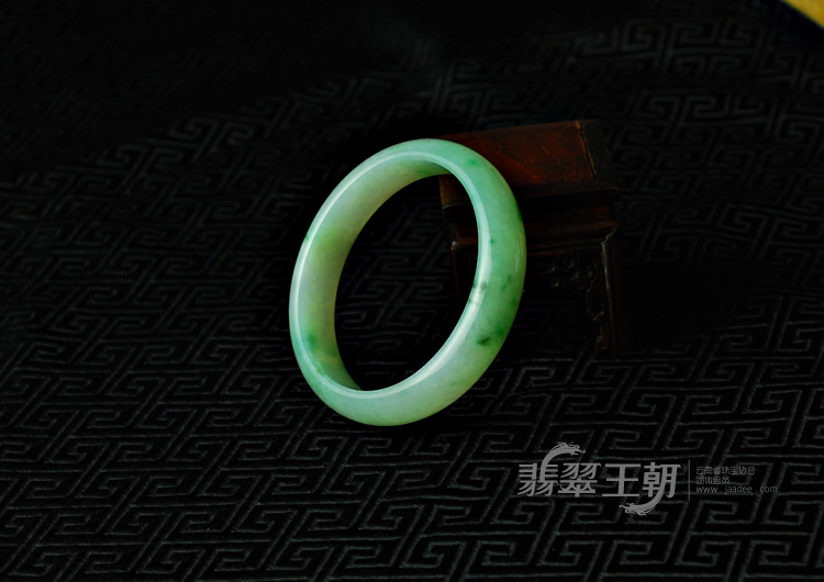 糯冰种飘翠缅甸翡翠手镯（55.7）