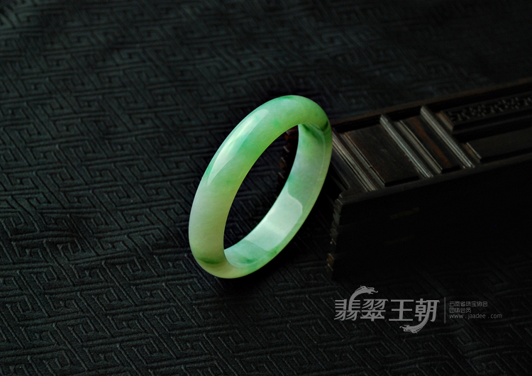 糯冰种飘翠缅甸翡翠手镯（55.7）