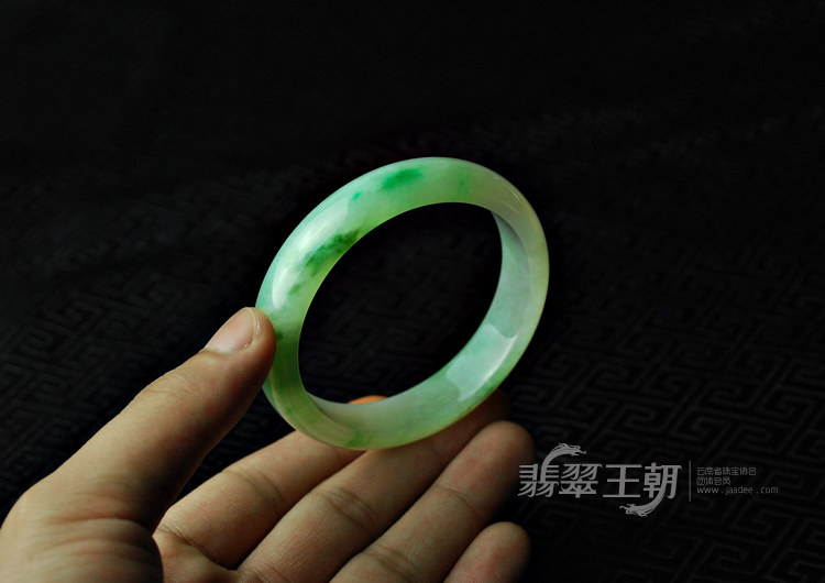 糯冰种飘翠缅甸翡翠手镯（55.7）