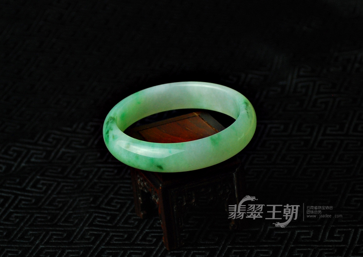 糯冰种飘翠缅甸翡翠手镯（55.7）