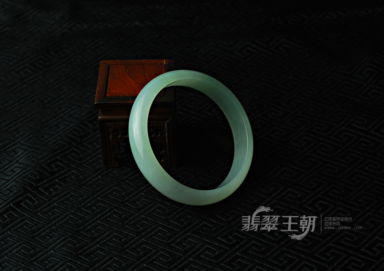 糯冰种晴水缅甸翡翠手镯（59.6）