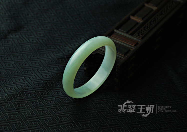 糯冰种晴水缅甸翡翠手镯（59.6）