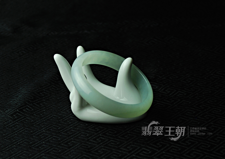 糯冰种晴水缅甸翡翠手镯（59.6）