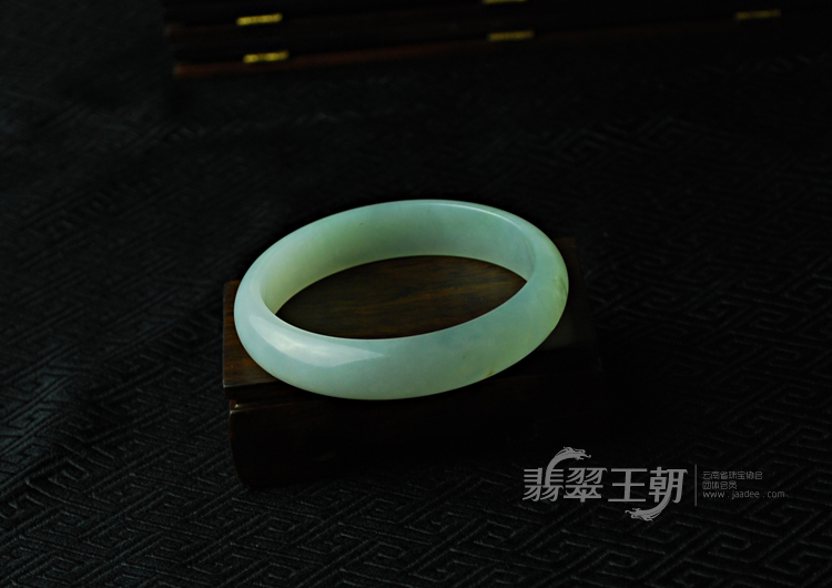 糯冰种晴水缅甸翡翠手镯（59.6）