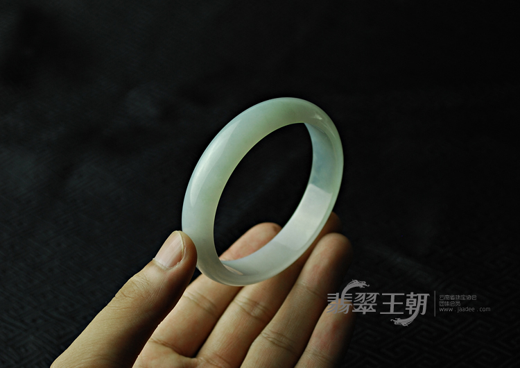 糯冰种晴水缅甸翡翠手镯（59.6）