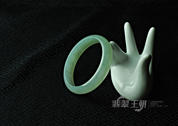 糯冰种晴水缅甸翡翠手镯（54.7）