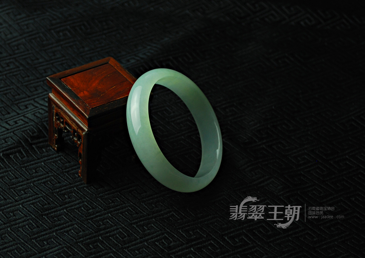 糯冰种晴水缅甸翡翠手镯（54.7）