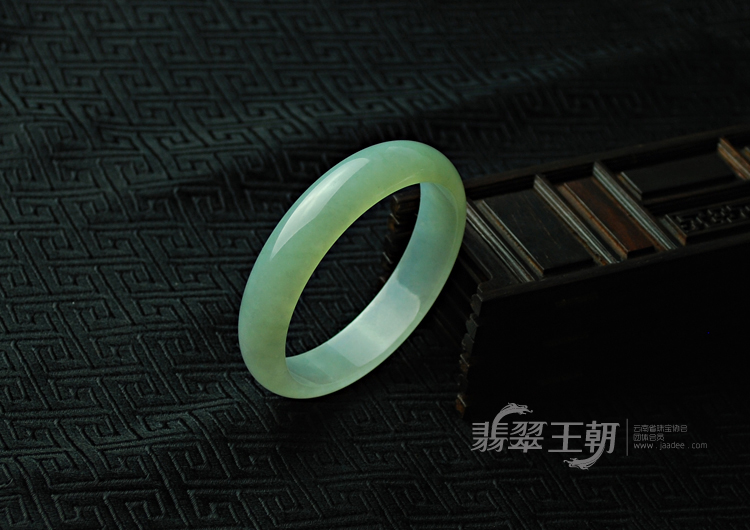 糯冰种晴水缅甸翡翠手镯（54.7）