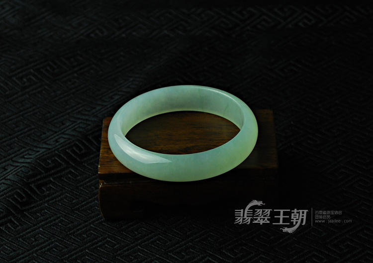 糯冰种晴水缅甸翡翠手镯（54.7）