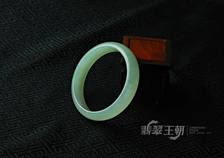 糯冰种晴水缅甸翡翠手镯（54.7）