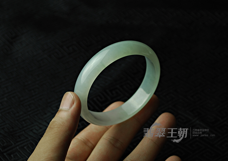 糯冰种晴水缅甸翡翠手镯（54.7）