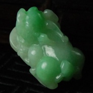 糯冰种翠色缅甸翡翠貔貅挂件