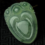 冰玻种飘花缅甸翡翠双龙戏珠挂件