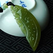 冰种黄翡缅甸翡翠龙凤牌挂件