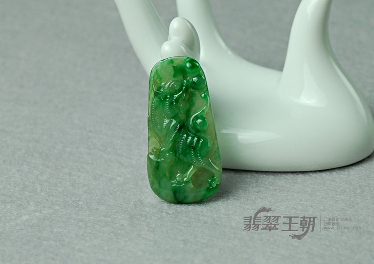 糯冰种飘翠缅甸翡翠虎牌挂件
