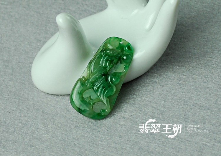 糯冰种飘翠缅甸翡翠虎牌挂件