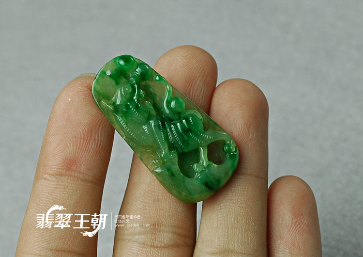 糯冰种飘翠缅甸翡翠虎牌挂件