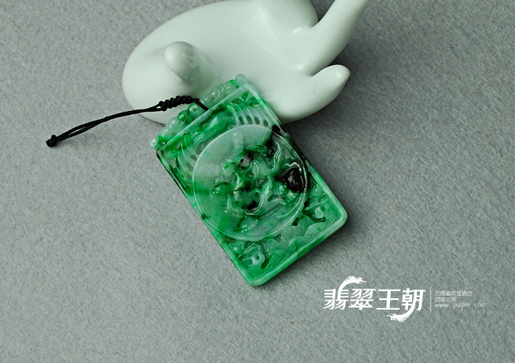 糯冰种飘翠缅甸翡翠如鱼得水挂件
