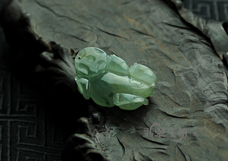 冰种飘花缅甸翡翠貔貅挂件