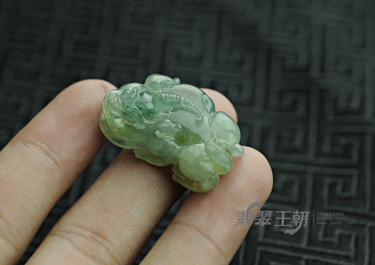 冰种飘花缅甸翡翠貔貅挂件