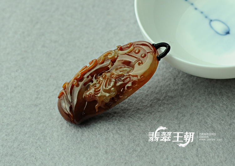 糯冰种红翡缅甸翡翠龙头挂件
