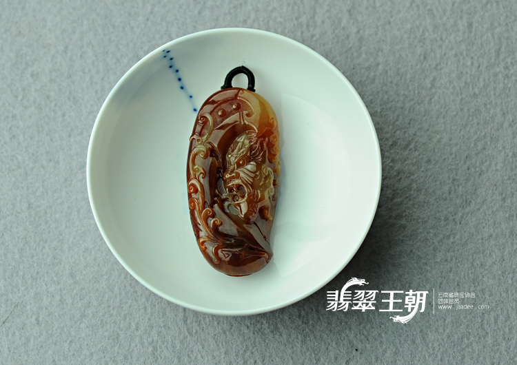 糯冰种红翡缅甸翡翠龙头挂件