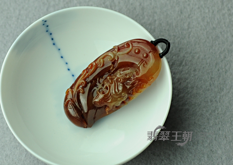 糯冰种红翡缅甸翡翠龙头挂件