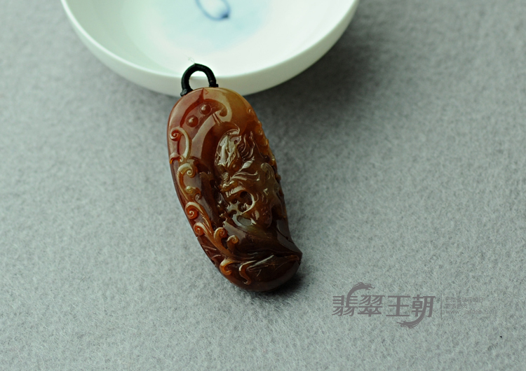 糯冰种红翡缅甸翡翠龙头挂件