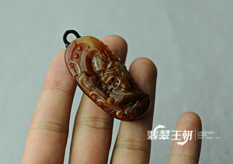 糯冰种红翡缅甸翡翠龙头挂件