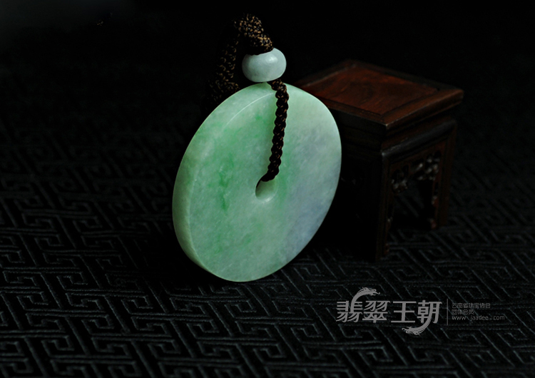 糯冰种春带彩缅甸翡翠玉璧挂件