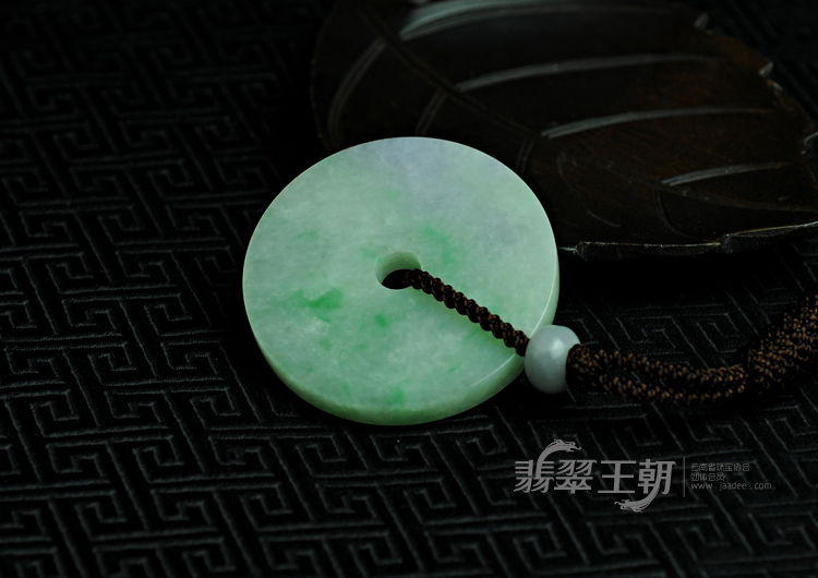 糯冰种春带彩缅甸翡翠玉璧挂件