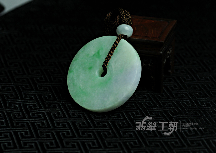 糯冰种春带彩缅甸翡翠玉璧挂件