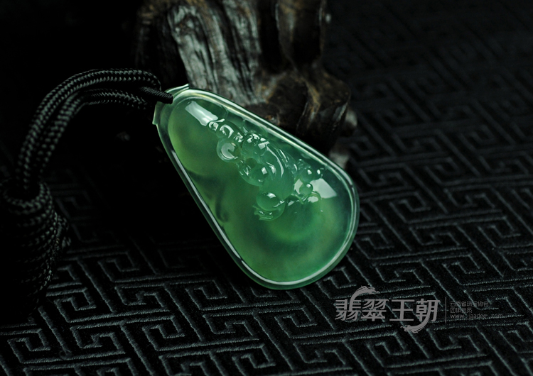 冰玻种晴水缅甸翡翠招财进宝挂件