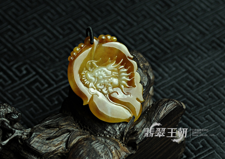 冰种黄翡缅甸翡翠龙成大业挂件