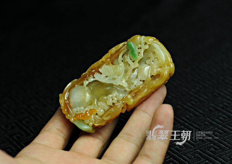 糯冰种黄加绿缅甸翡翠螳螂捕蝉挂件