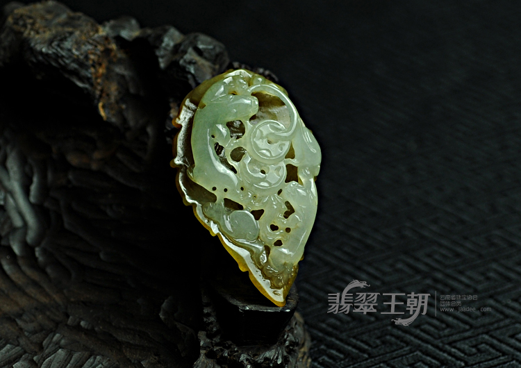 糯冰种黄翡缅甸翡翠龙成大业挂件