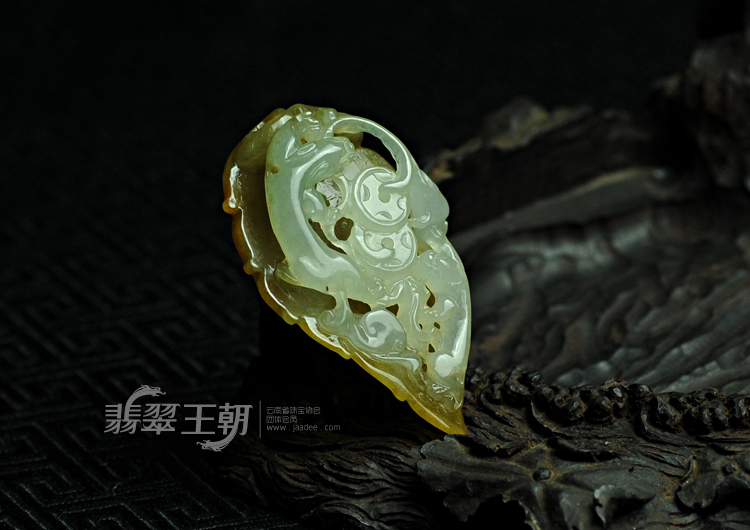 糯冰种黄翡缅甸翡翠龙成大业挂件