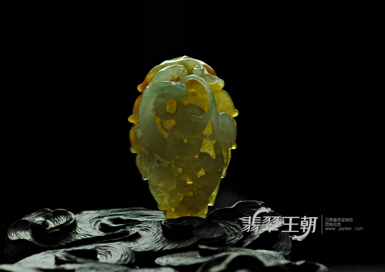 糯冰种黄翡缅甸翡翠龙成大业挂件