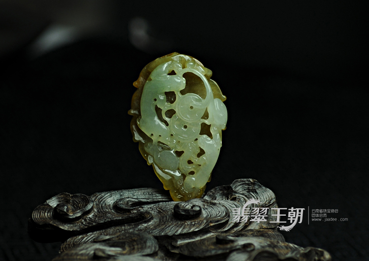 糯冰种黄翡缅甸翡翠龙成大业挂件
