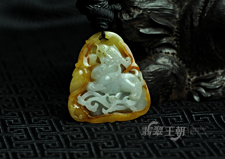 糯冰种黄翡缅甸翡翠龙牌挂件