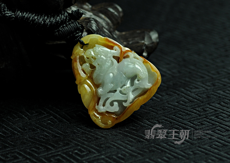 糯冰种黄翡缅甸翡翠龙牌挂件