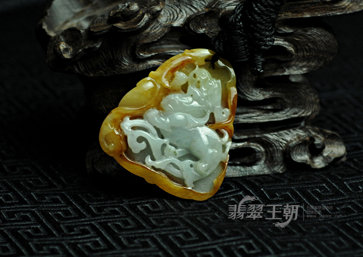糯冰种黄翡缅甸翡翠龙牌挂件