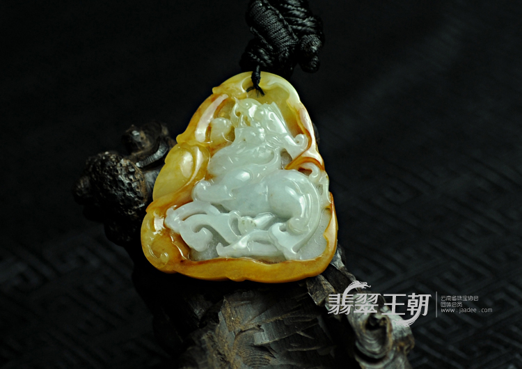 糯冰种黄翡缅甸翡翠龙牌挂件