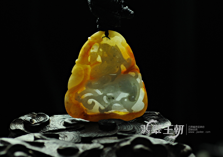 糯冰种黄翡缅甸翡翠龙牌挂件