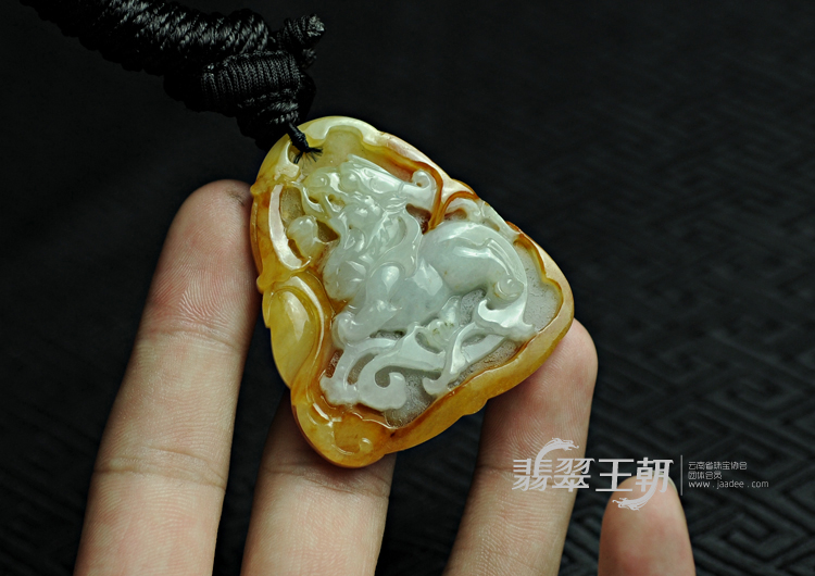 糯冰种黄翡缅甸翡翠龙牌挂件