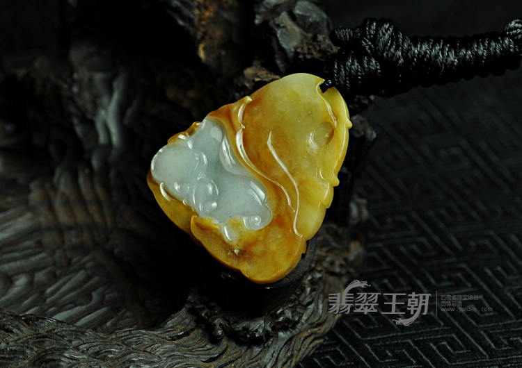 糯冰种黄翡缅甸翡翠龙牌挂件