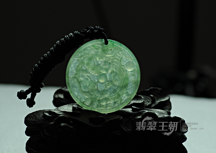 冰种晴水缅甸翡翠龙牌挂件