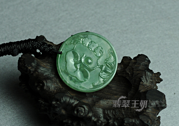 冰种晴水缅甸翡翠龙牌挂件