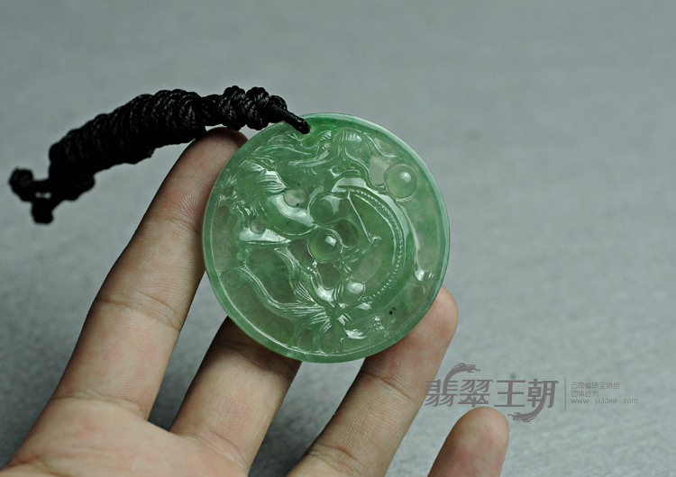 冰种晴水缅甸翡翠龙牌挂件