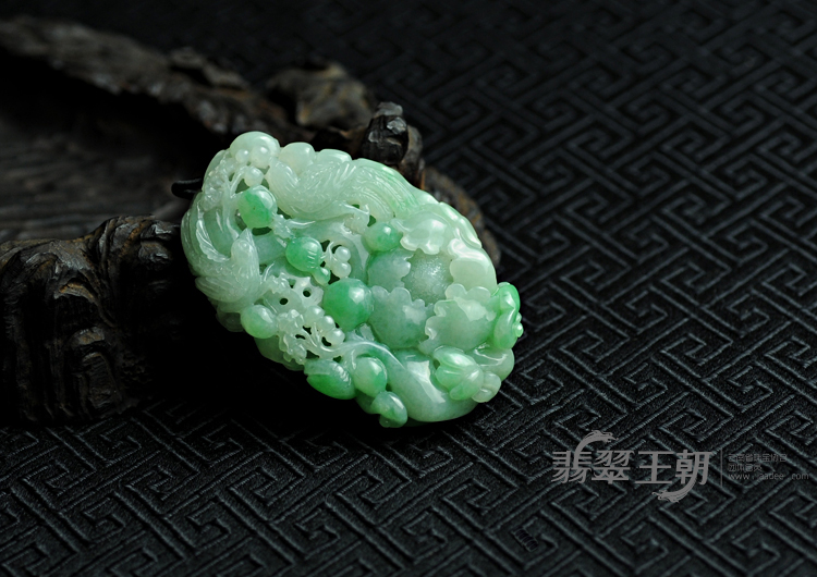 糯冰种翠色缅甸翡翠富贵花开挂件